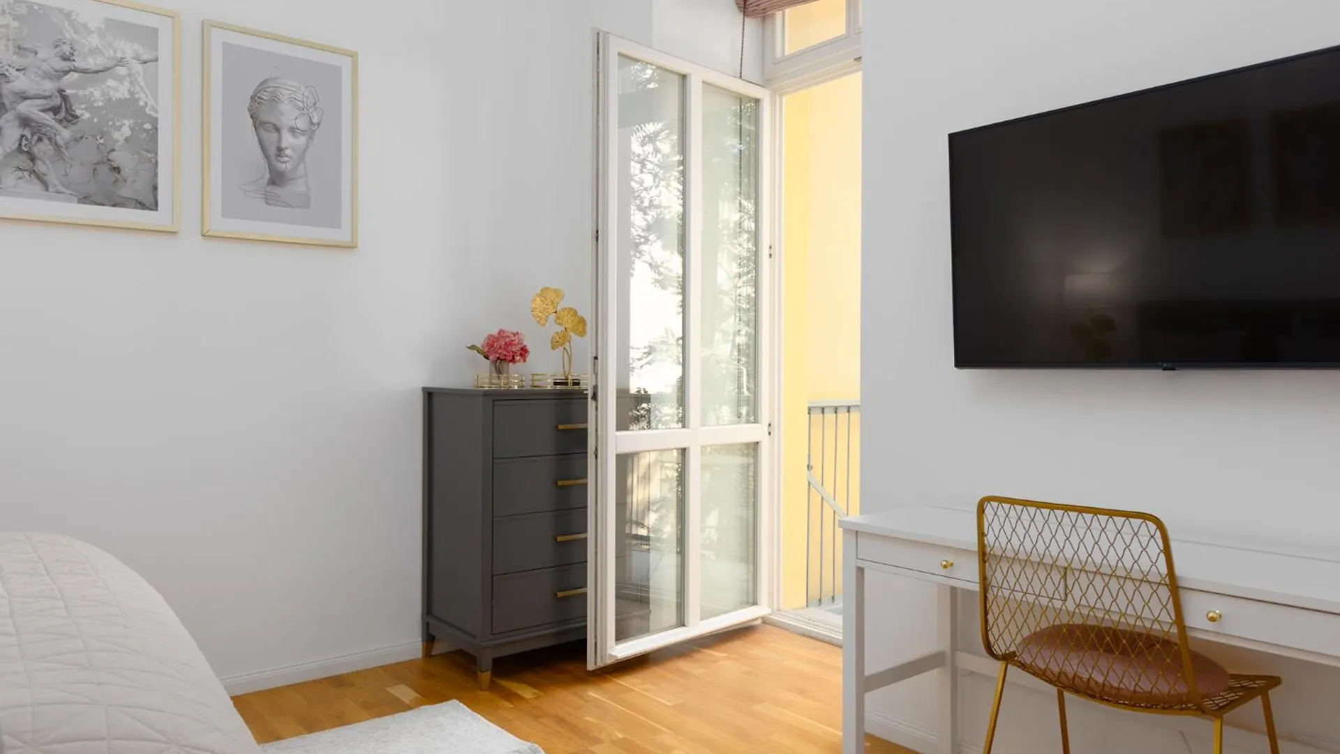 Klidny A Stylovy Apartman U Vaclavskeho Namesti Praha 0*,